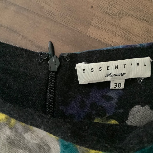 Essential asymmetrical 100% wool skirt - Picture 3 of 11